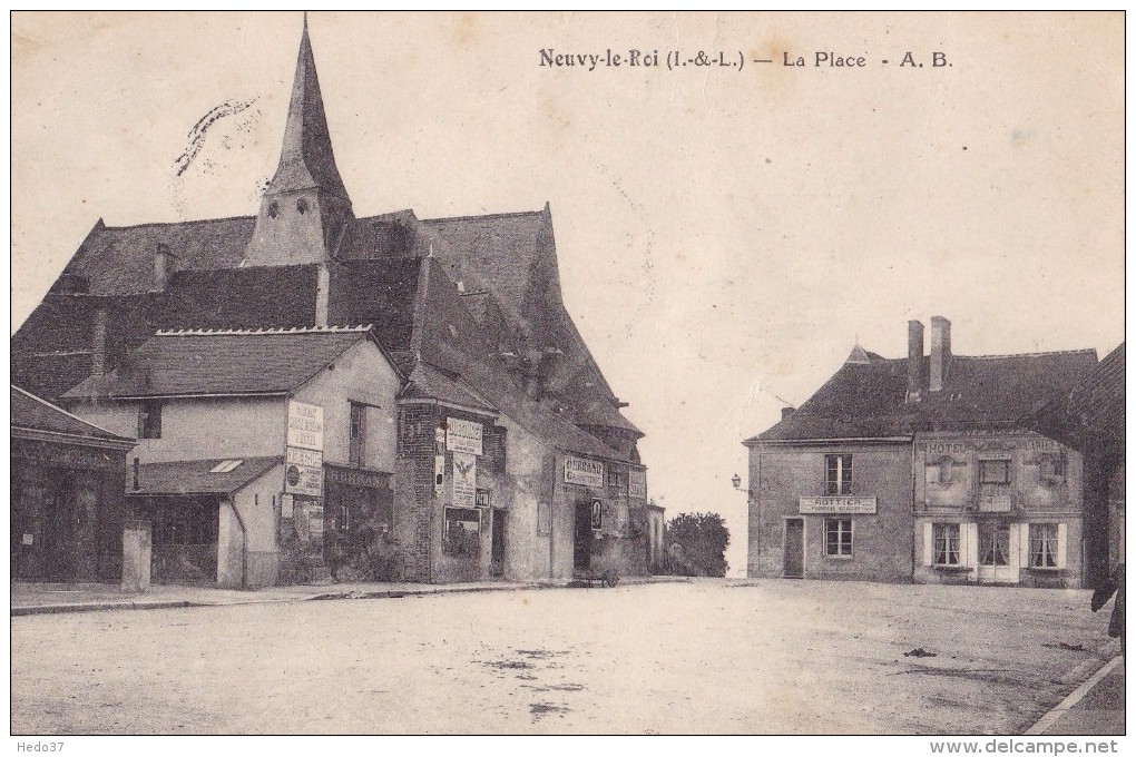 Neuvy-le-Roi - La Place - Neuvy-le-Roi