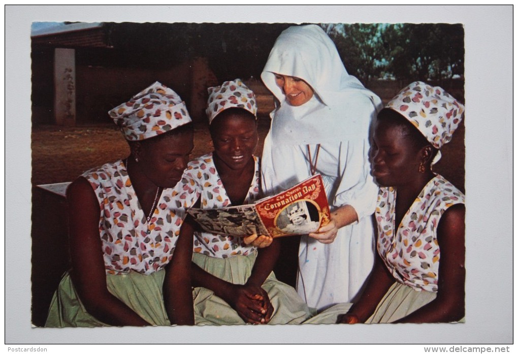 AFRICA - Haute Volta Burkina Faso - Tounouma Old Postcard - Girls And Nun Reading Newspaper / Magazine Queen Coronation - Burkina Faso