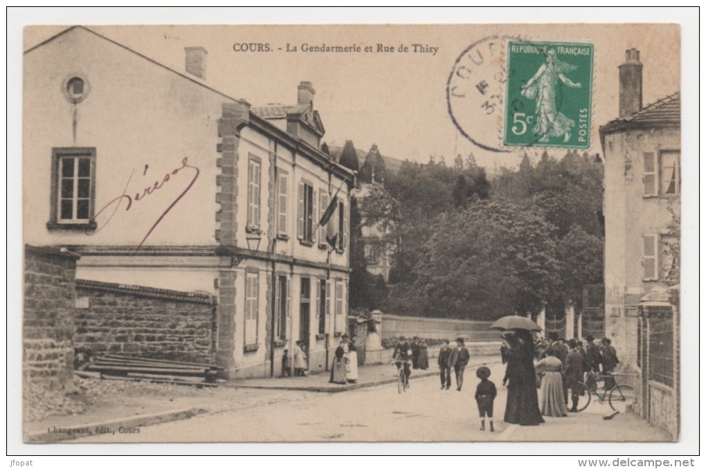 69 RHONE - COURS La Gendarmerie Et Rue De Thizy, Pendant Une Course Cycliste - Cours-la-Ville