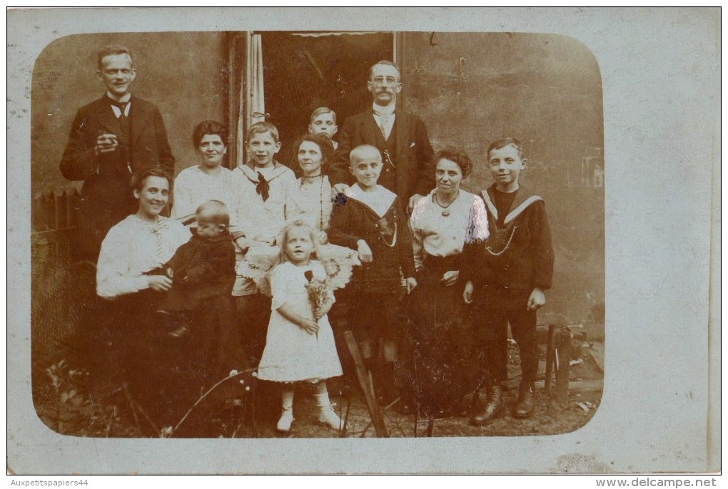 Carte Photo Originale Vers 1900 - Groupe Familial Et Enfants En Costumes De Marins - Fillette Avec Une Rose Au Centre - Anonyme Personen