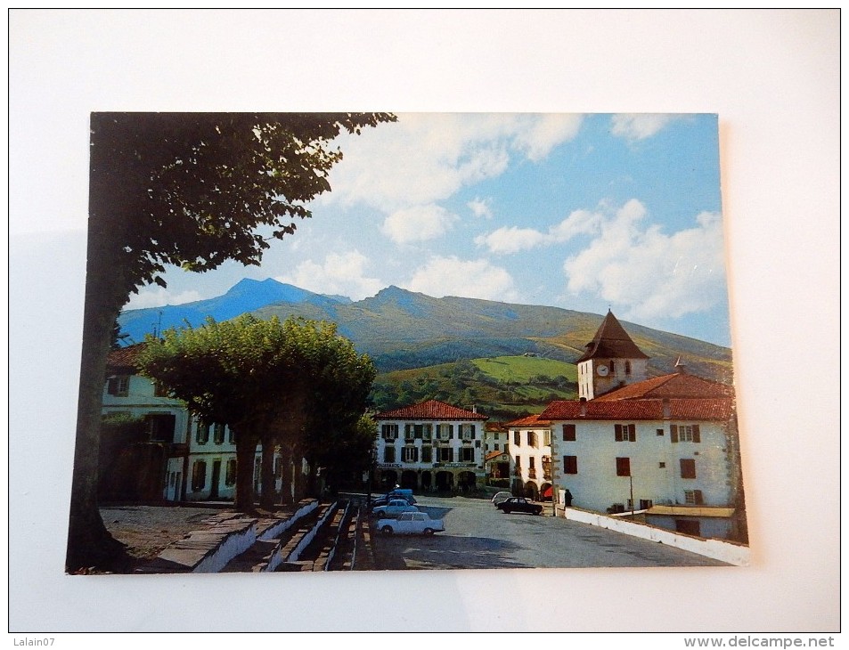 Carte Postale Ancienne : SARE : La Place Et L'Eglise - Sare