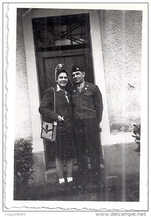 JEUNE COUPLE  UN MILITAIRE  1945  9X6CM - Guerre, Militaire