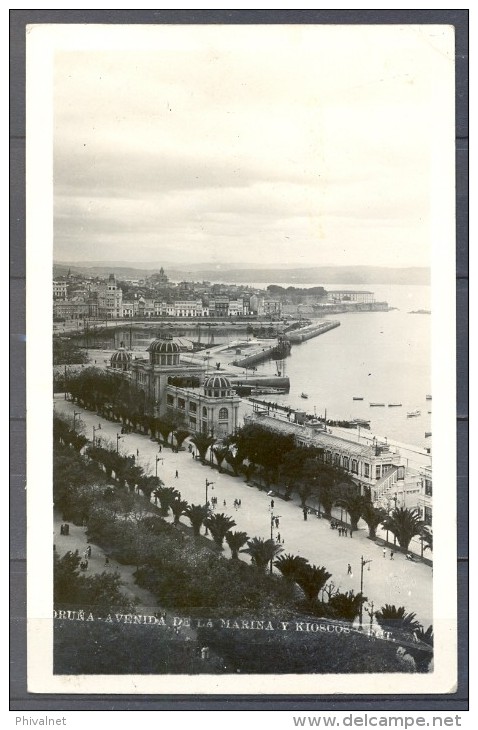 1928 , GALICIA , LA CORUÑA , TARJETA POSTAL CIRCULADA , AVENIDA DE LA MARINA Y KIOSCOS. - La Coruña