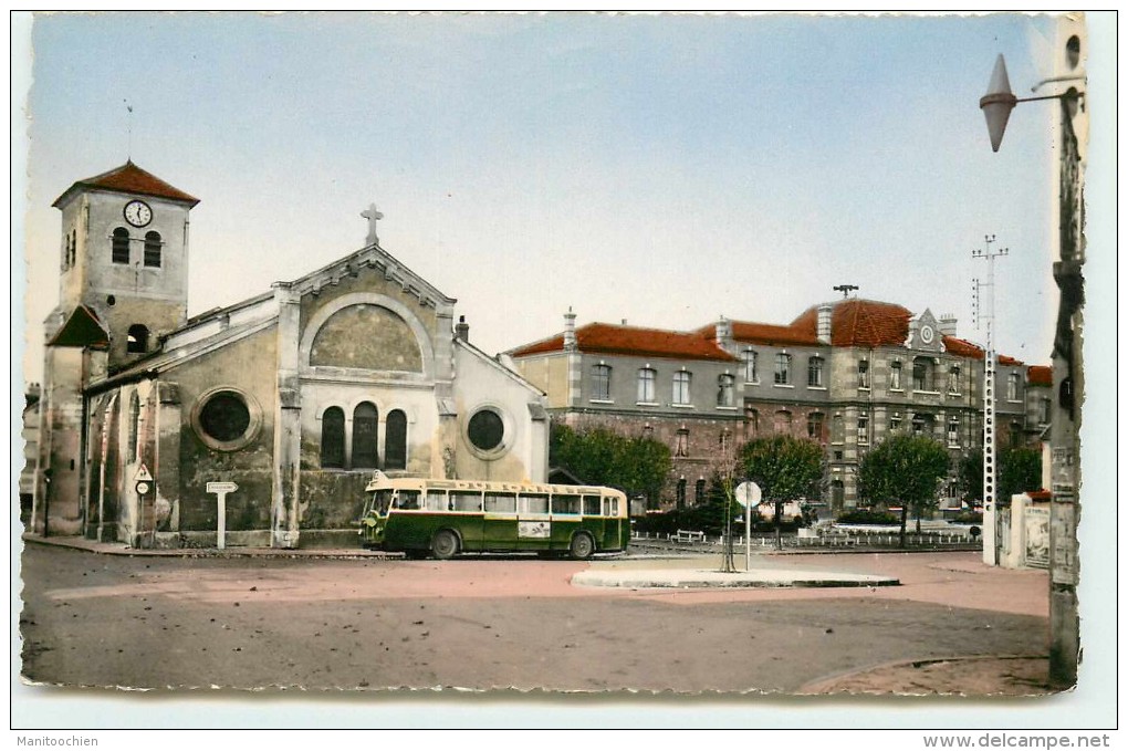 DEP 94 FRESNES PLACE DE L'EGLISE AVEC UN BUS - Fresnes