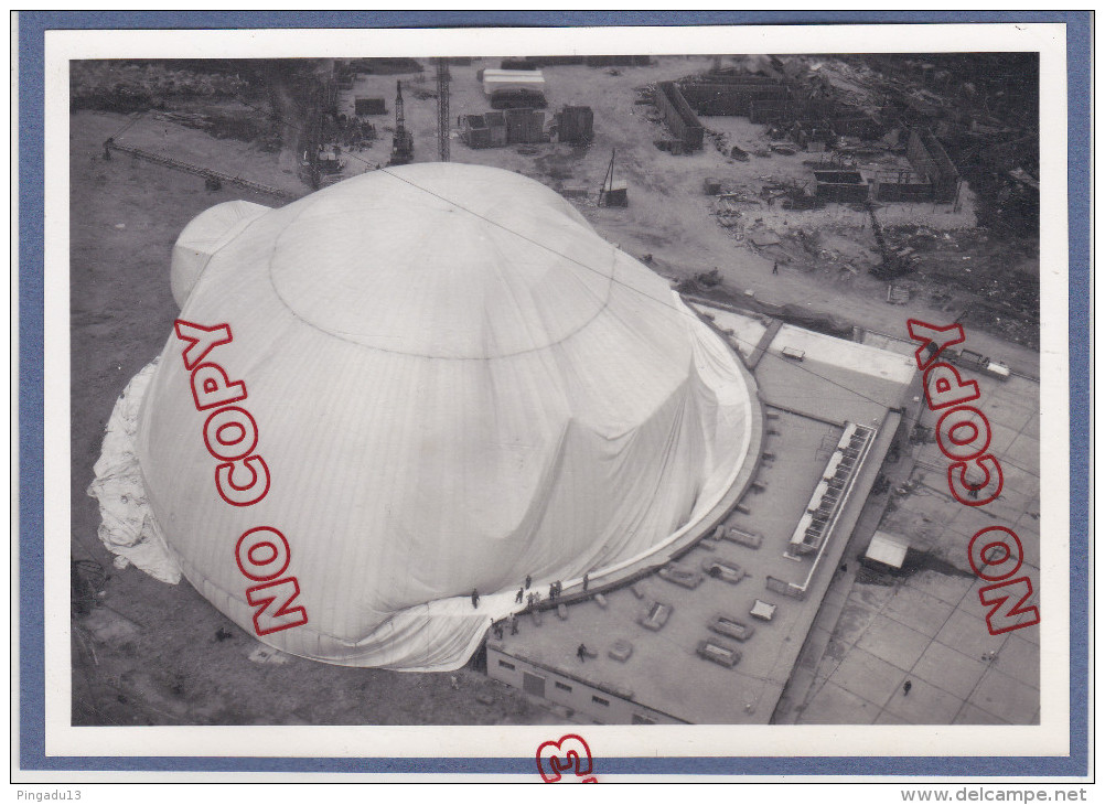 Photo Construction Radome Pleumeur Bodou 1962 Côtes D´Armor Mise En Place Du Radôme Beau Format - Luoghi