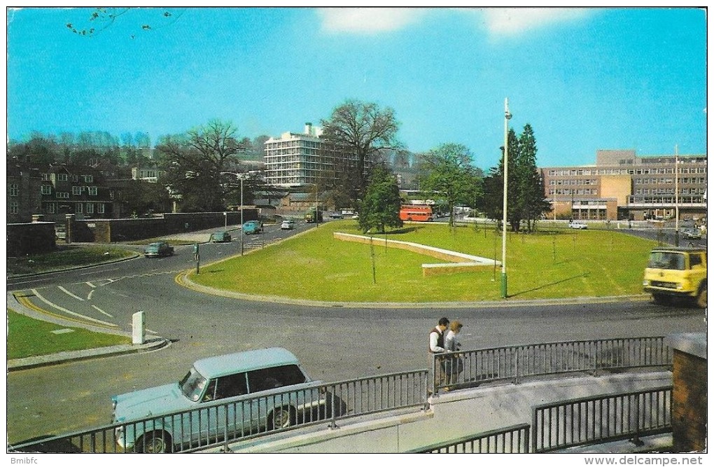 THE ROUNDABOUT, HIGH  WYCOMBE - Buckinghamshire