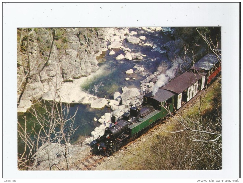 DANS LES GORGES DU DOUX (07) CHEMEIN DE FER DU VIVARAIS LIGNE TOURNON LAMASTRE LE TRAIN - Autres & Non Classés