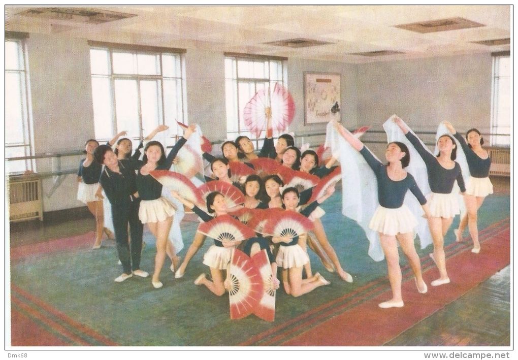 KOREA  - PYONGYANG - SALLE DE GYMNASTIQUE ARTISTIQUE - 1970s ( 478 ) - Korea, North