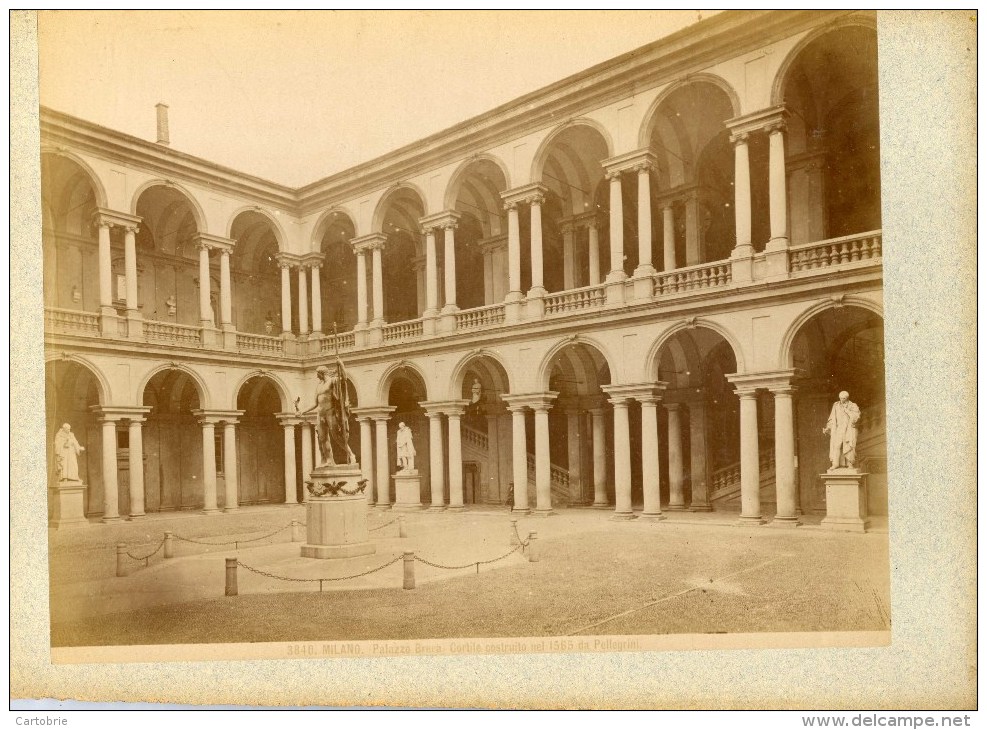 ITALIE- MILANO- Grande Photo Palazzio Brera Cortile,Tirage Albuminé Monté Sur Carton Circa 1880 - Lieux