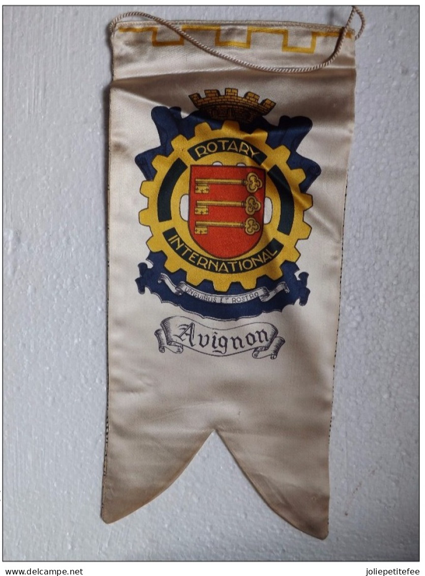 FANION / PENNANT:     AVIGNON   * ROTARY CLUB INTERNATIONAL * - Andere & Zonder Classificatie