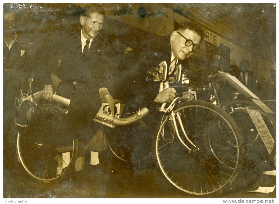 France Paris Concours Lépine Velopla Velo A Plat Ventre Pierre Bourguignon Ancienne Photo 1949 - Cyclisme