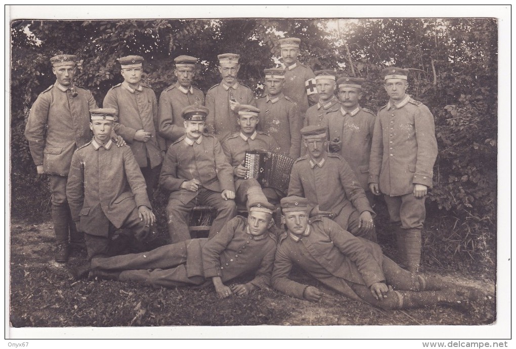 Carte Photo Militaire Allemand Groupe Soldats-Soldaten Avec Accordéon-Instrument-Musique-SITUER-LOCALISER ?? - War 1914-18