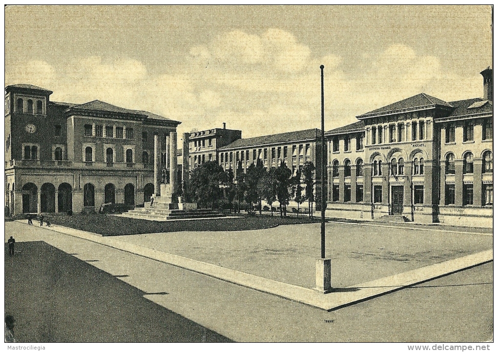 TREVISO  Piazza Della Vittoria E Monumento Ai Caduti - Treviso