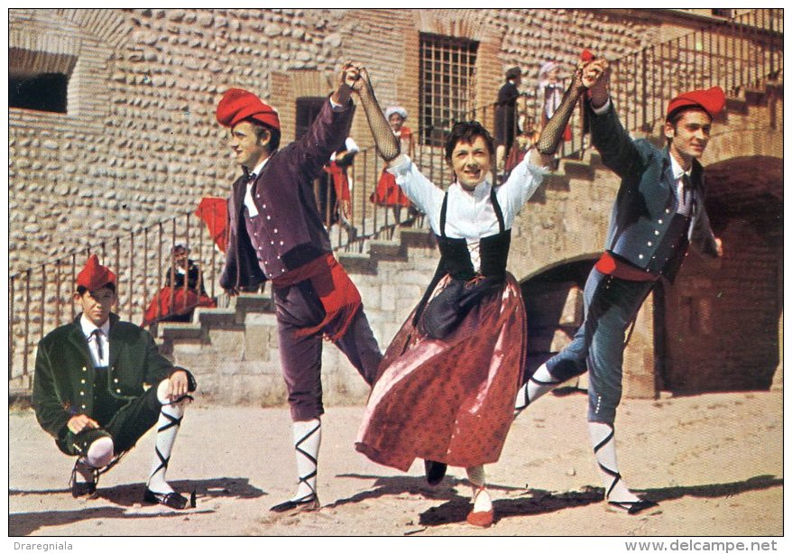 Danse Catalane éxécutée Par Le Groupe Joventut - Danses