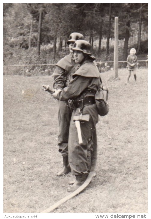 2 Photo Originale Militaire, Gardes Frontière De L'Allemagne De L'Est En Uniformes De Pompiers à L'exercice - 26.12.1969 - Guerre, Militaire