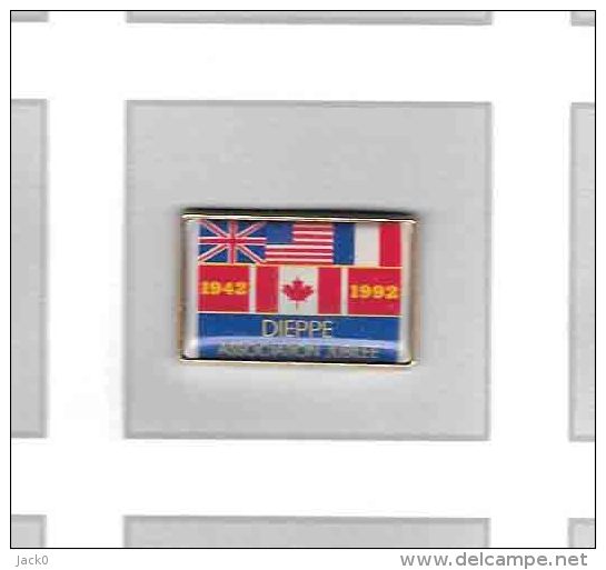 Pin´s  Militaire, Ville  DIEPPE  ( 76 )  Association  Jubilé  Débarquement  1942 - 1992  Avec  Drapeaux  Signé  Pichard - Cities