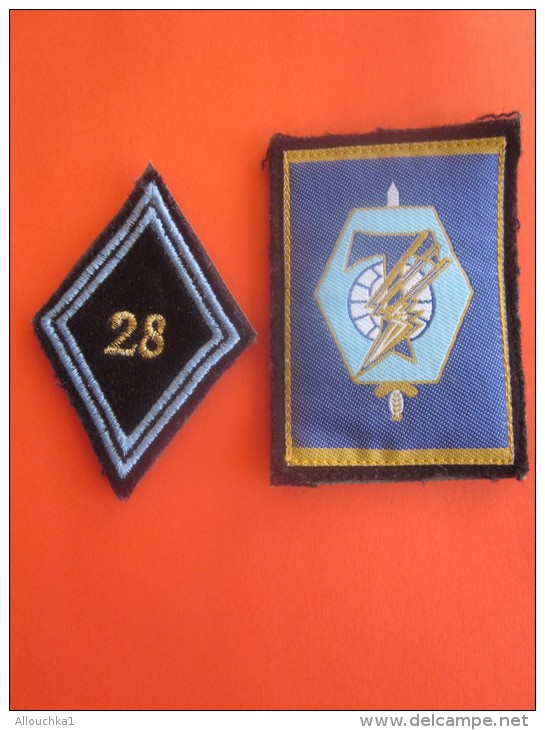 2 BLASON  ECUSSON Du 28e Régiment De Transmissions Armée De Terre Française=&gt;Décoré De La Croix De Guerre 14/18 - Equipement