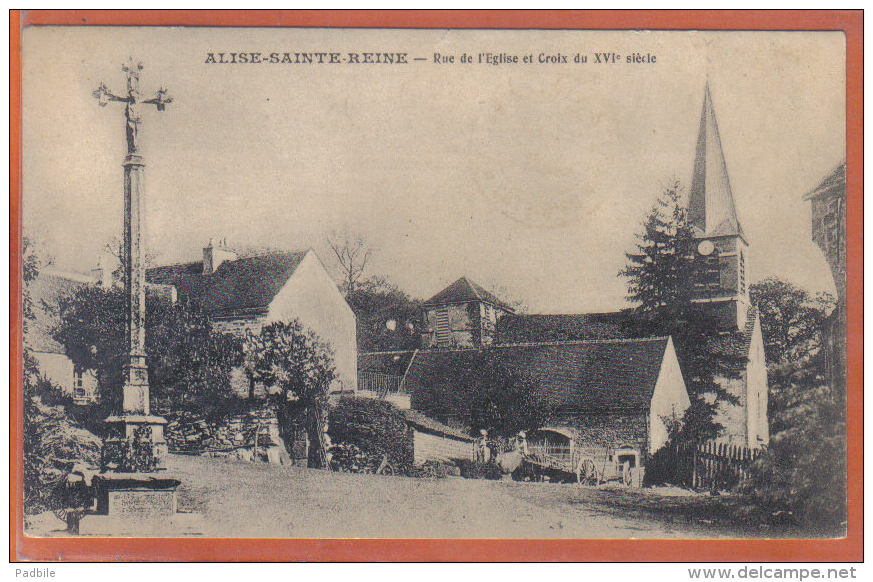 Carte Postale 21. Alise-Sainte-Reine  Rue De L'église Et La Croix Du XVIè Siècle  Trés  Beau Plan - Other & Unclassified
