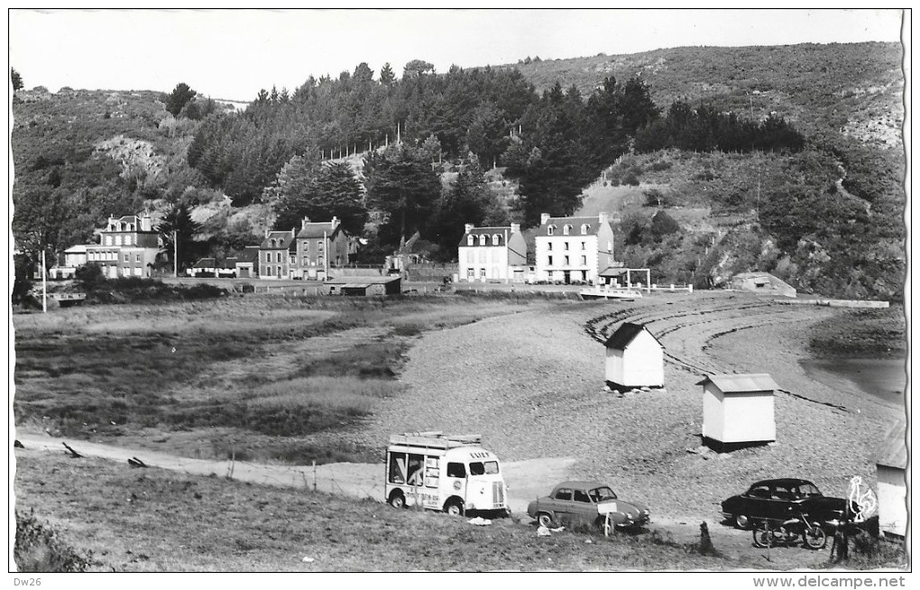 Plouha - Le Palus - Un Coin De Plage, La Falaise Et Les Hôtels - TUB Citroën, Dauphine, Panhard - Carte Non Circulée - Plouha