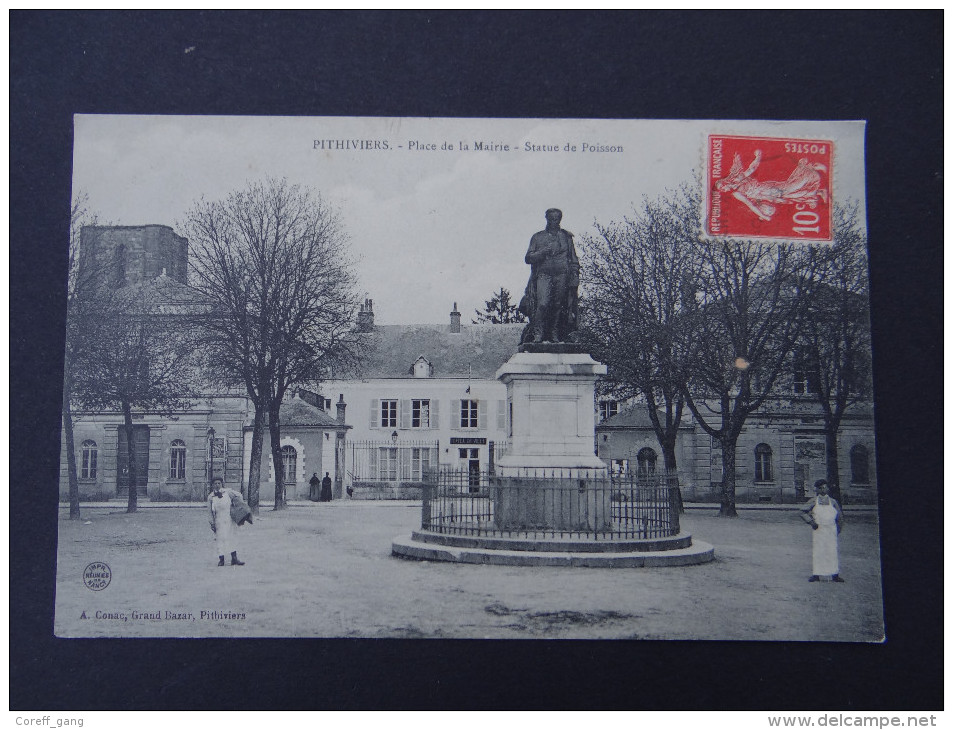 PITHIVIERS - Place De La Mairie - Statue De Poisson - Pithiviers