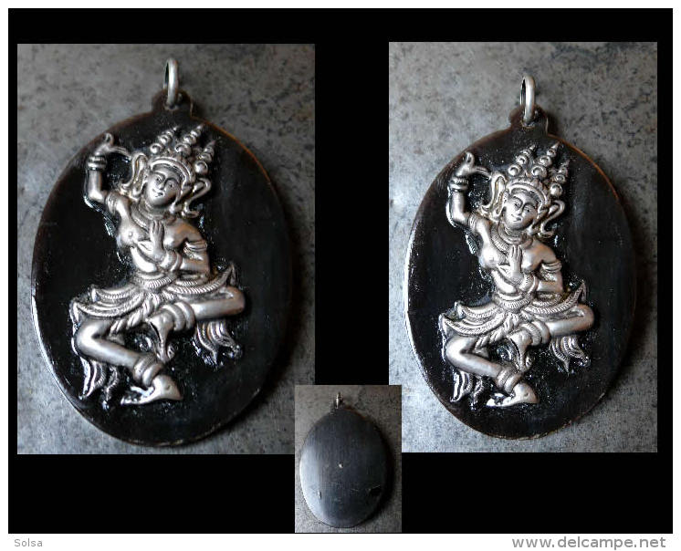 Ancien Pendant Indien Apsara Argent Et Corne / Old Indian Pendant Featuring An Apsara Dancer Silver And Horn - Pendentifs