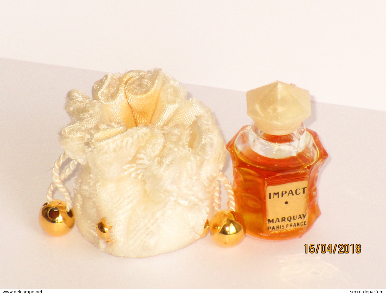 Miniatures De Parfum  IMPACT  De  MARQUAY  Étiquette Dorée  Bouchon Nacré  + Aumônière Blanche  Et Dorée - Miniatures Femmes (avec Boite)