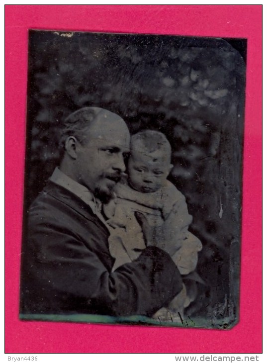 FERROTYPE ANCIEN - PERE ET SON BEBEB - FORMAT (7 X 9 Cm). - Autres & Non Classés