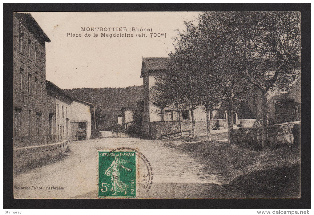 Carte Postale Anciènne 69 Montrottier Place De La Magdeleine Circulée 2 Scans - Autres & Non Classés