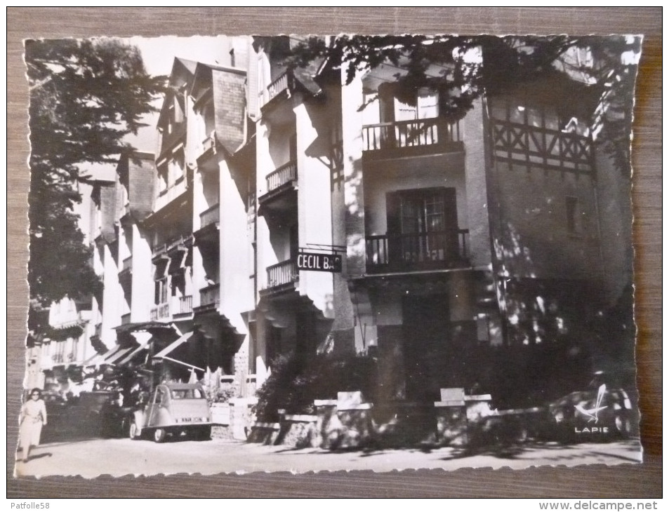 LA BAULE  (44). LE CECIL'HOTEL.VUE LAPIE.NON CIRCULE.TBE.UNE 2 CV CITROEN 1ER PLAN. - La Baule-Escoublac