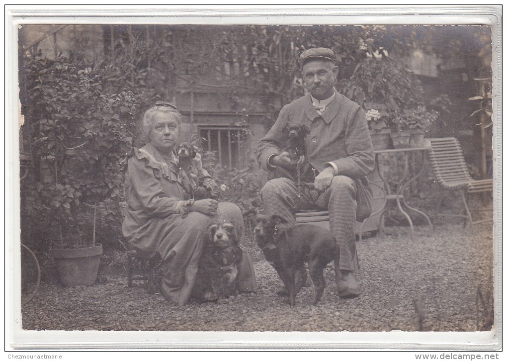 VAL D OISE - SAINT ST LEU LA FORET - AVENUE DE LA GARE - COUPLE AVEC LEURS CHIENS - CARTE PHOTO - Saint Leu La Foret