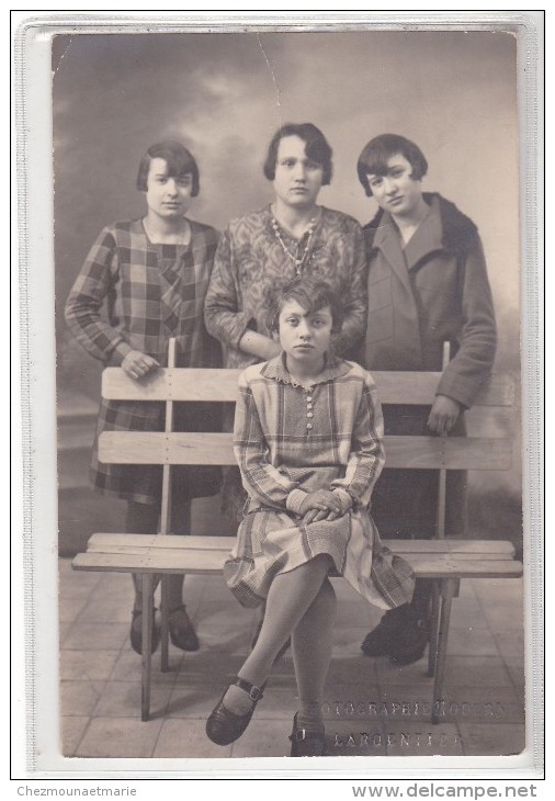 ARDECHE - LARGENTIERE - UN GROUPE DE JEUNES FEMMES - CARTE PHOTO - Largentiere