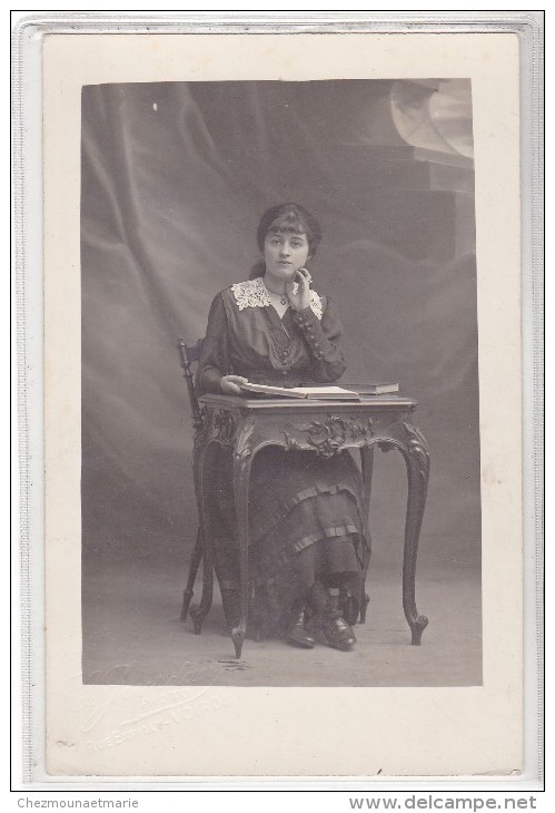 ISERE - VOIRON - JEUNE FEMME LISANT - CARTE PHOTO - Voiron