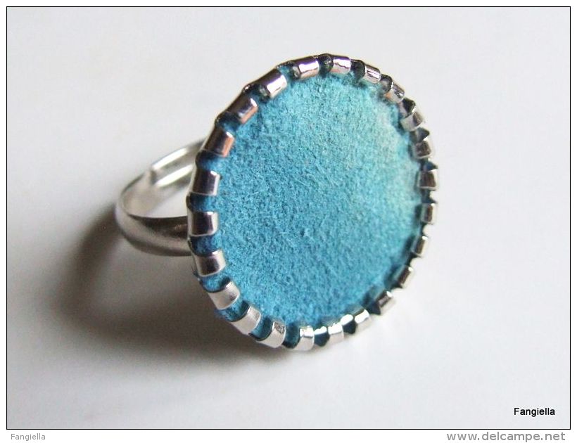 Bague En Cuir D'agneau Nubuck Dégradé De Bleu Sur Anneau Réglable Argenté   Une Petite Bague Originale!  Le Cabochon Mes - Anelli