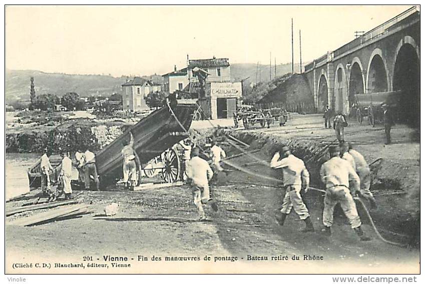 A-16 4345 : VIENNE MANOEUVRES DE PONTAGE . MILITAIRE. GENIE. BATEAUX - Vienne