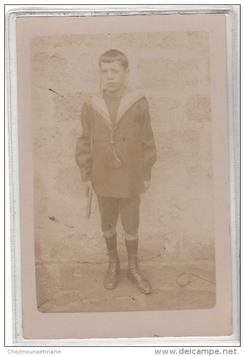 ALGERIE - SETIF - UN JEUNE GARCON EN TENUE D ECOLIER - CARTE PHOTO - Setif