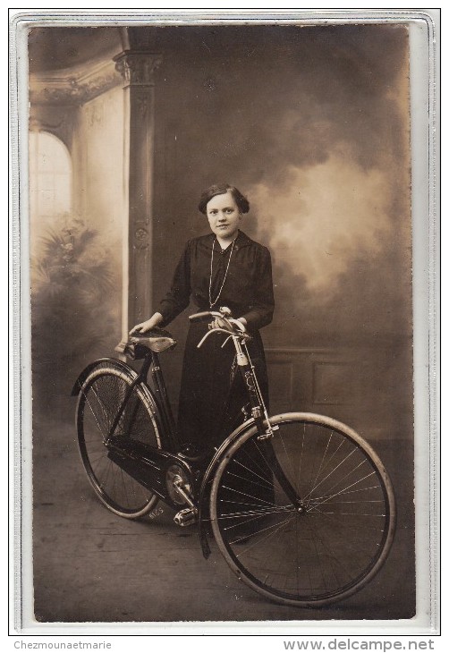 UNE FEMME AVEC UN VELO DE VILLE - CARTE PHOTO - Radsport