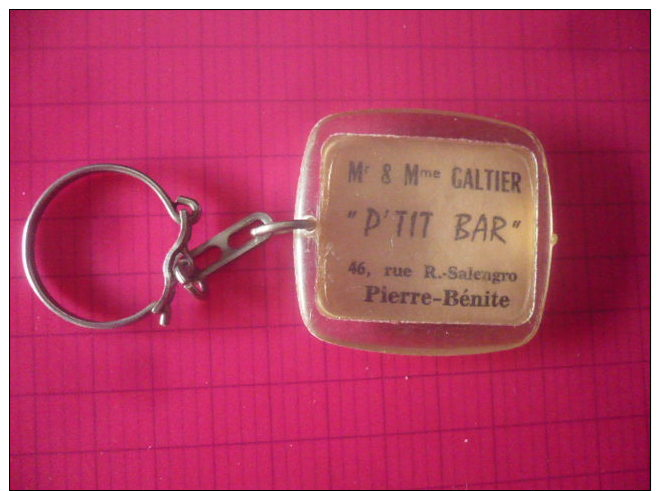 PORTE CLÉS ANCIEN Mr & Mne GALTIER P'TIT BAR 46 RUE R.SALENGRO PIERRE BENITE  VOIR PHOTOS - Key-rings