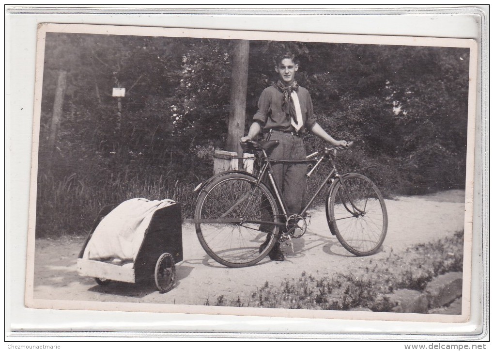 UN SCOUT A VELO AVEC  SA PETITE REMORQUE - PHOTO - Cyclisme