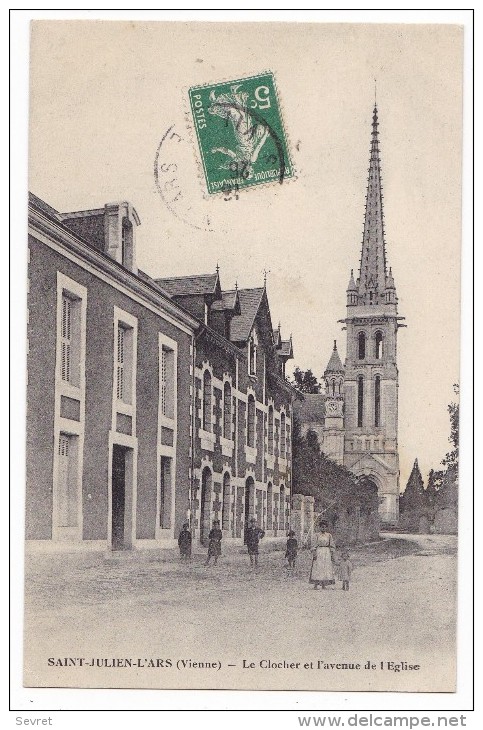 SAINT-JULIEN-L´ARS. - Le Clocher Et L'Avenue De L'Eglise. Cliché Pas Courant - Saint Julien L'Ars