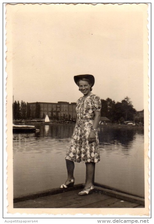 Photo Originale Femme - Portrait - Jeune Femme Souriante Avec Chapeau Au Bord D'un Lac En 1942 - Pin-ups