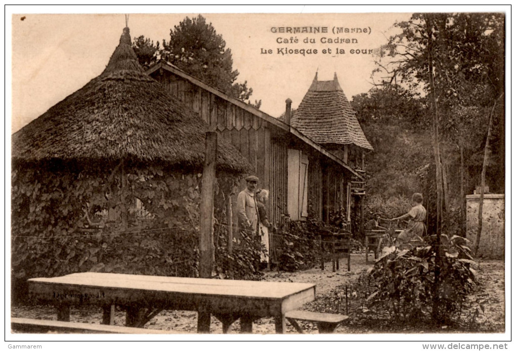 51 GERMAINE - Le Café Du Cadran Le Kiosque Et La Cour Animée - Cpa Marne - Autres & Non Classés