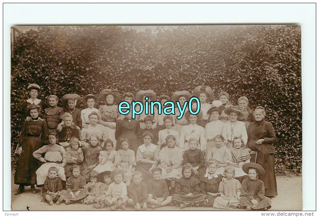 CARTE PHOTO NON LOCALISEE - Groupe De Femms Et Enfant - Drole De Chapeau - Photos