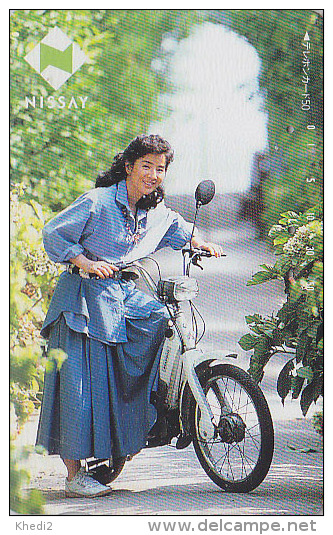 TC JAPON / 110-73397 - FEMME / Moto Mobylette - NISSAY - GIRL WOMAN JAPAN Free Phonecard - Frau TK - Assu 2196 - Motos