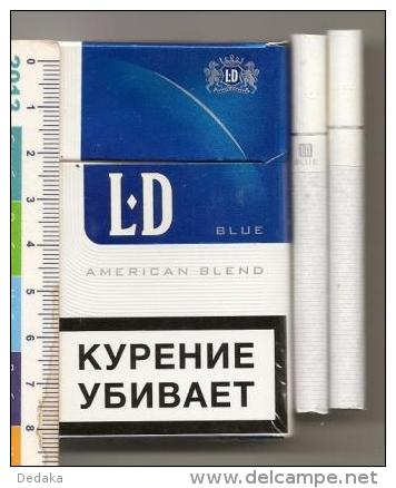 An Empty Pack Of Cigarettes From The L D - Moscow - 2013 + Two Cigarettes - Scatola Di Sigari (vuote)