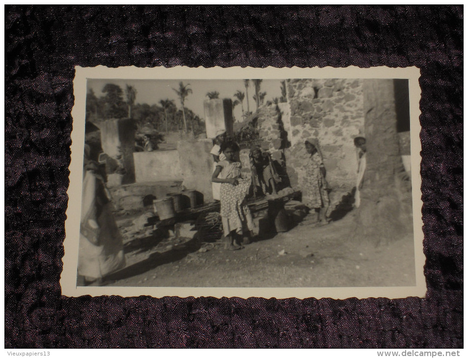 Petite Photo Ancienne ~1950 COMORES Fillettes Autour De La Mosquée - Dentelée 9.5 X 7 Cm. TBE - Comoros