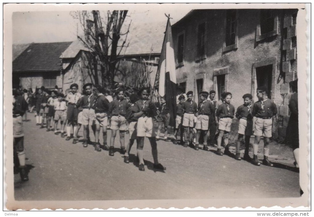 Photo Originale  Défilé De Scouts Scoutisme Meute Lieu à Déterminer Voir Verso 1945 - Professions