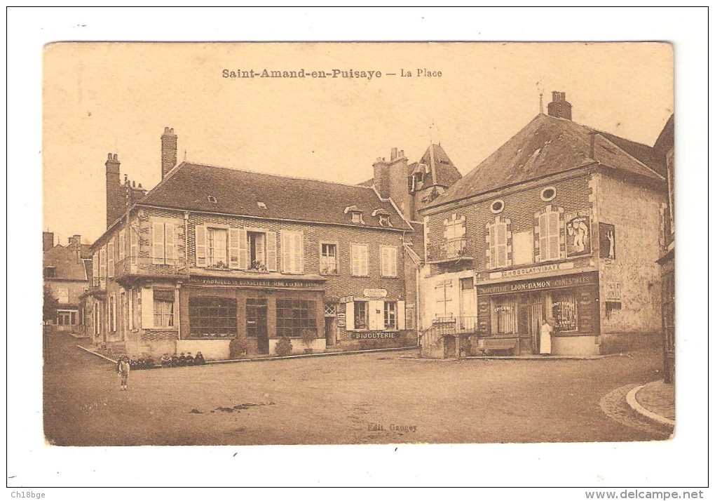 CPA  58 SAINT AMAND EN PUISAYE La Place Maisons - Charcuterie, Bonneterie, Bijouterie - Publcité Murale - Saint-Amand-en-Puisaye
