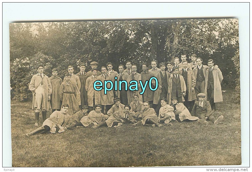 CARTE PHOTO à LOCALISER  - Groupe Hommes Dans Une école - Voir Leurcol  De Chemise - Photos