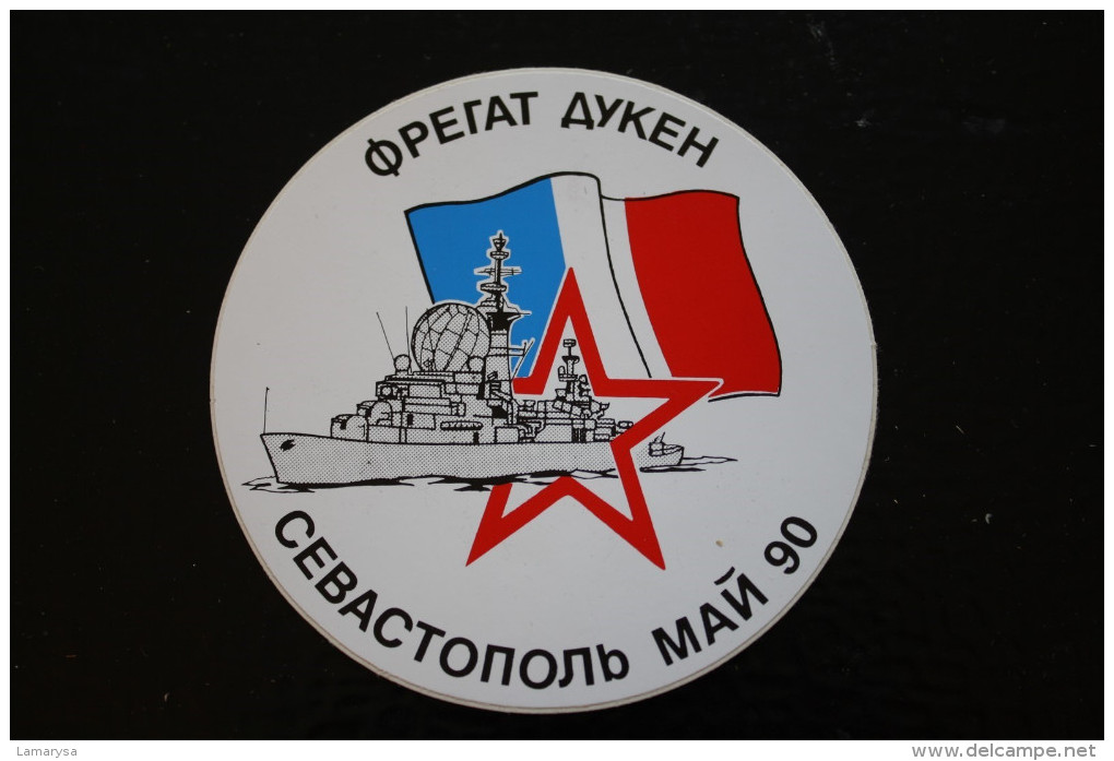 BADGE ECUSSON COMMEMORATIF AUTOCOLLANT VINYL ALLIANCE MANOEUVRES NAVALES NAVIRES DE GUERRE RUSSE ET FRANCAIS MAN 90 - Boats