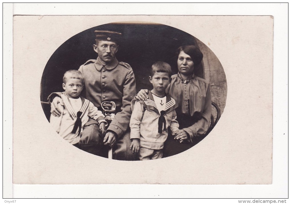 Carte Postale Photo Militaire Allemand Soldat 66 Infanterie Regiment Famille Femme Et Enfants Tenue Marin-Marine - Personen